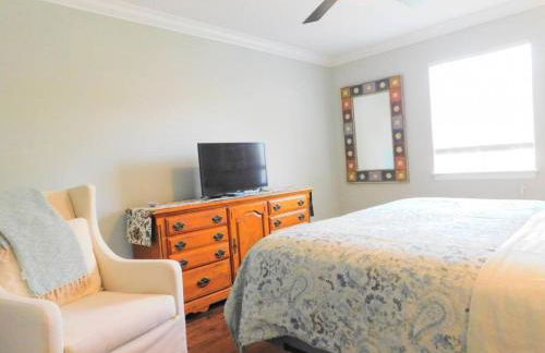 Q4 Professionally decorated upstairs beautiful soothing colors close to back pool - Foto 26