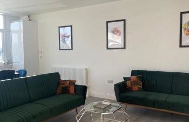 The Felix Apartments - 3 Bedrooms - FREE Parking - Close to train station - Photo 10