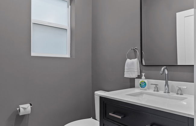 Uptown Elegant Escape | JZ Vacation Rentals - Photo 38