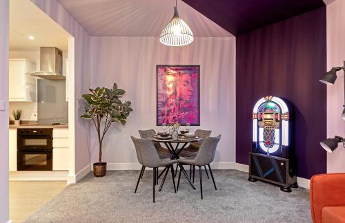 PRIME City Centre Location, THE JUKE BOX SUITE, Secure Gated FREE Parking Space, Unique STYLISH Apartment, AIR CONDITIONING & Two Bathrooms - Photo 14