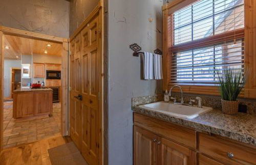 MAJESTIC VIEWS FAMILY LODGE with Large Deck - Photo 23