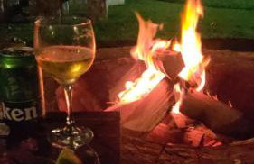 Chale de Madeira - Lareira e Fogueira---lindo gramado com mesa para café da manhã, churrasqueira e fogueira - Foto 49