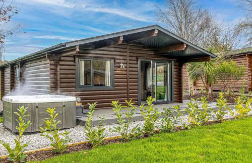 Chestnut, 6 Fingle Glen Lodges - Hot Tub - Free Parking & WiFi - Pets - Foto 1