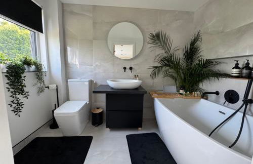 Modern Luxury Home with Spacious Garden close to Warner Bros Studio - Foto 4