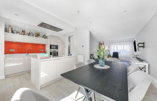 Spacious and Elegant Home with a Beautiful Garden - Foto 3