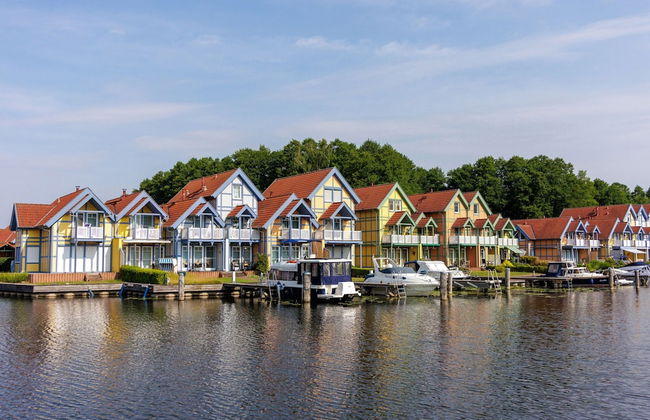 Cozy Holiday Home with Wood Burning Stove near Water - Foto 20