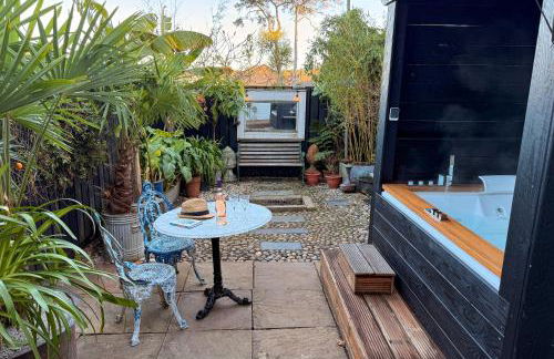 The Cabana Luxury Award Winning Tiny Home with Hot Tub and Private Garden 2 mins Walk to Ryde Beach - Photo 17