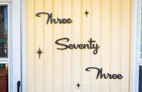 Mid-Century Modern Themed Home with Outdoor Hot Tub - Foto 43