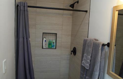 Cozy 3BR Home With Pool, Yard, Garage, and 80 inch TV! - Foto 31