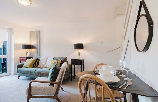 Corner House - Bright 2BD in Cheltenham - Photo 45