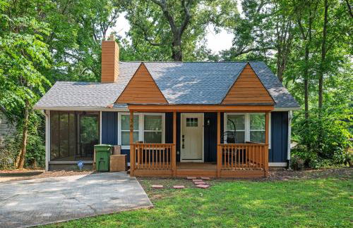 Chic 3BR Bungalow with Screened Porch & Patios - Foto 21