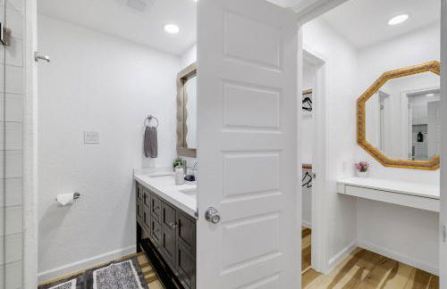 Arlington Entertainment District Home Green & White Door - Foto 66