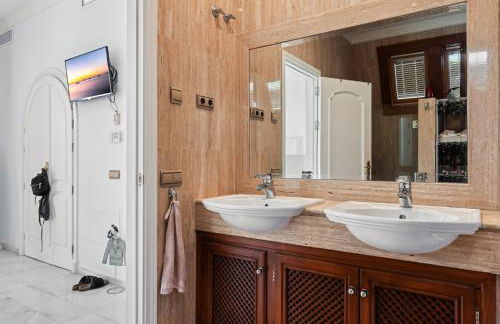 Infinity pool mansion by Costarentals - Ref 85 - Photo 27