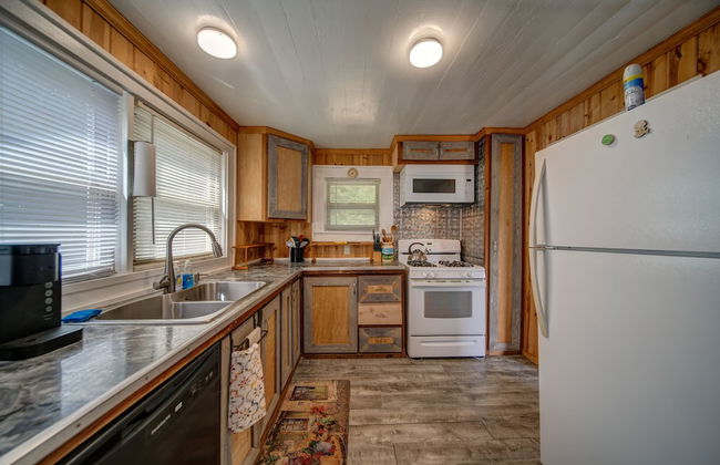 Moonshiner's Cabin Minutes From Two Wheels! - Foto 16