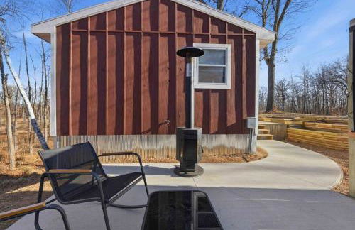 NEW! BEAR Necessities tiny home, outdoor theater! - Foto 32