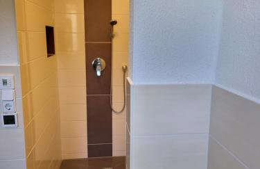 Modernes behagliches Haus mit Kamin, Terrasse und Garten - Foto 7