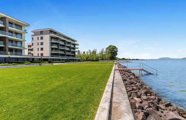 Lake Side Luxury – Steps to the Lake Lela - Foto 37