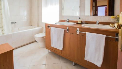 Apartamentos Turisticos Avila Villa Carmen II - Foto 3, towels, Shower