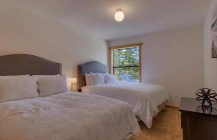 Black Bear by Avantstay Spacious Viking Lodge in Tahoe Donner w/ Game Room & Hot Tub! - Photo 30