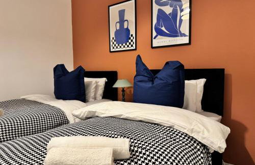 BIG House for Business Stays in Barnsley with 6-bedrooms & 8 Beds by PureStay - Foto 2