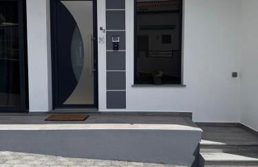 B - Elegent 2 Bedroom Modern Townhouse - Foto 2