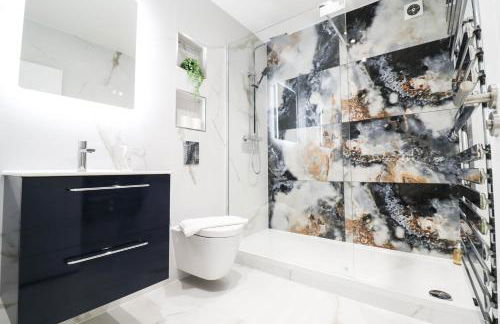 The Abbey Apartment - 1BR Apt with Dedicated Workspace, Fast Wifi & Stylish Kitchen Island & Free Secure Underground Parking - Foto 61