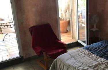 La maison sur la place dans Aigues Mortes - Foto 30