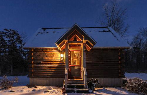 Cozy Log Cabin with an Indoor Fireplace Located on 70 Forested Acres in Leicester, Vermont - Foto 15