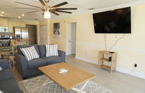 3 bedroom 2 bath home walking distance to beach - Foto 27