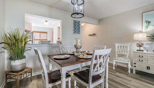 First Floor Condo - Walking distance to beach and pools! - Foto 2