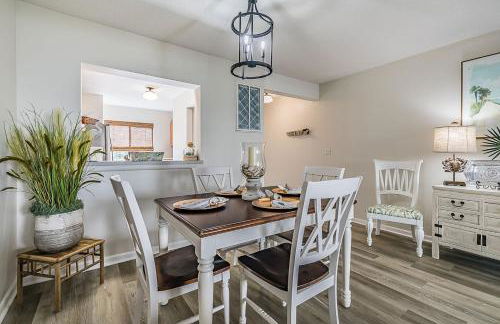 First Floor Condo - Walking distance to beach and pools! - Foto 2