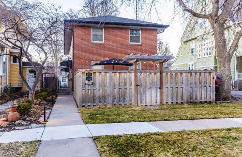 Family Retreat with Hot Tub, Game Room & Prime Location - Foto 67