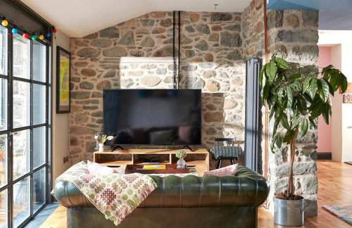 Ty Pandy Eclectic Luxury Family cottage Sleeps 8 adults and 2 children - Photo 39