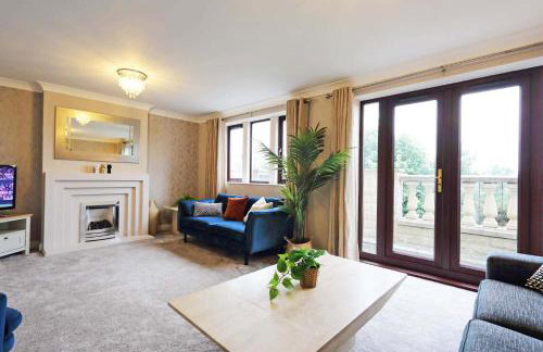 Spacious Dewsbury Home, 8 beds, sleeps 10, Free Parking and Wifi, 3 TVs, Close to motorways - Foto 1