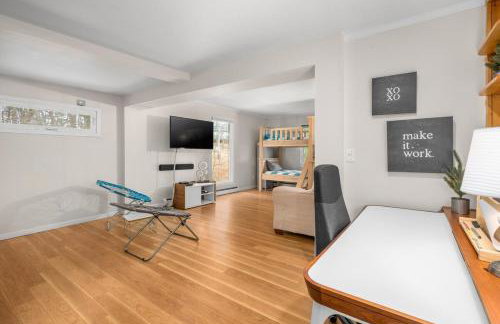 Gorgeous Beach! Lakefront with large Wooden Deck - Foto 15