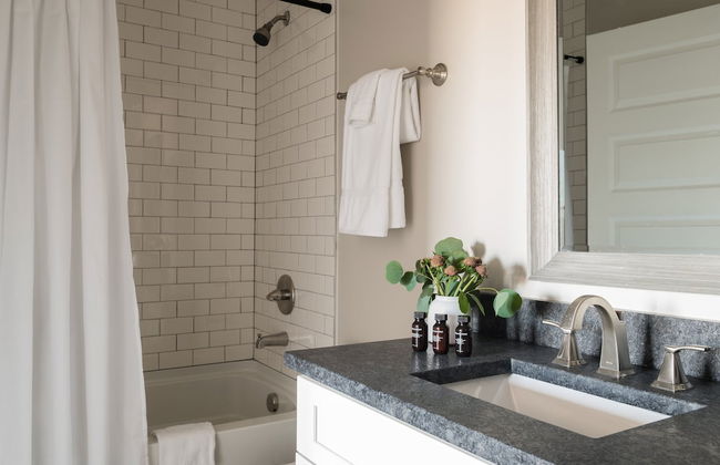 Cherokee by AvantStay – Contemporary Design in a Prime Location - Photo 60