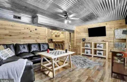 Rustic Barn Retreat w Hot Tub Game Room & FirePit - Foto 21