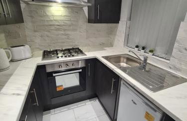 Whole House - 4 Bedrooms - Parking - Sleeps 8 - Foto 11