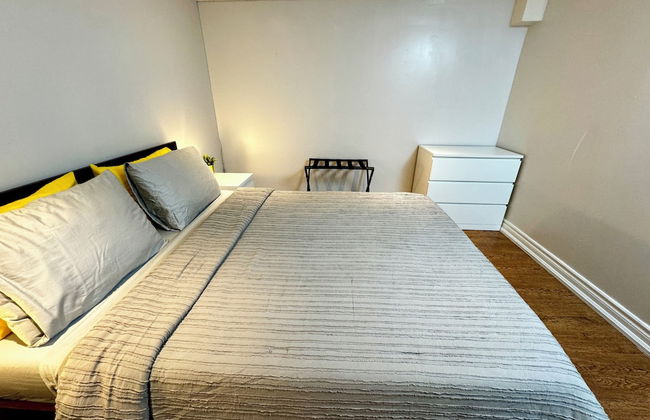 Cozy 2BR Retreat - Comfort & Convenience - Photo 2