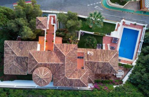 Large Family Villa 500m From Beach with Stunning Views - Photo 34