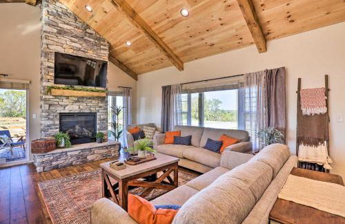 Chic Williamstown Retreat with Pool and Hot Tub! - Foto 4