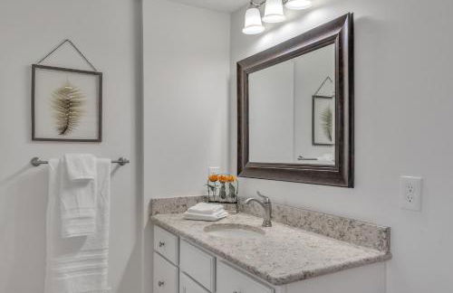 Amazing Lakefront Retreat On Long Lake! 2 Bedroom Home by RedAwning - Foto 58