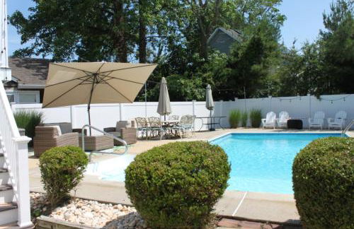 Gorgeous beach house with large pool & private beach, just 3 blocks away!! - Foto 48