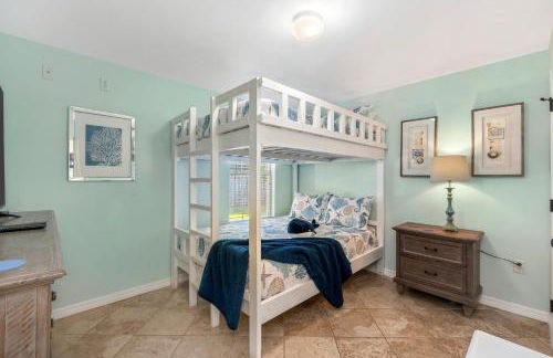 Beautiful Pet Friendly Home! Tropical Pool, Optional Golf Cart & Pool Heat, Minutes to Beach - Foto 41