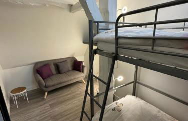 GITE DANINOU; meublé 3 chambres avec terrasse (1er étage du château) , salon et cuisine ouverte - Foto 10