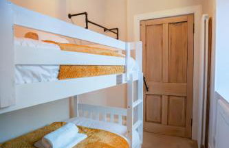 Cosy 2-Bed Flat with Free Parking-by Holiday Homes - Foto 7