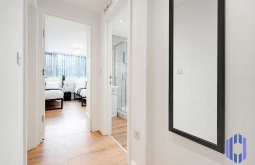 Sophisticated & Stylish Flat near Manchester Airport - Sleeps 9 - Foto 16