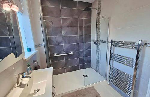 Roomy, comfortable Greater London home, sleeps 8 - Foto 11