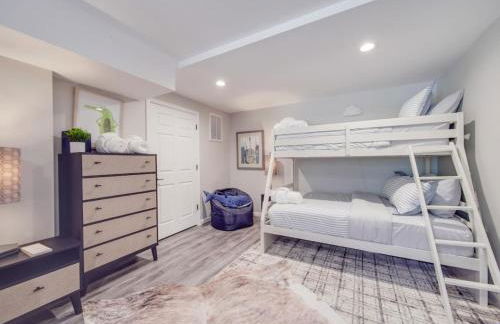 5BR Farmhouse Lake Retreat Pool Hot Tub Theater - Foto 14