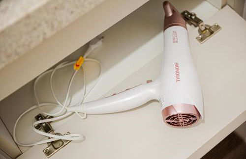 Aconchego e privacidade para sua família com 2 quartos, sala e cozinha integrados e sacada com churrasqueira - Foto 36